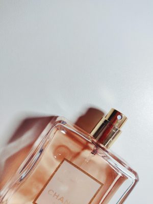 Thumbnail voor Favoriete parfums van de redactie: 'Zelfs als ik op de fiets word ingehaald, zeggen mensen: 'Wow, wat ruik je lekker''