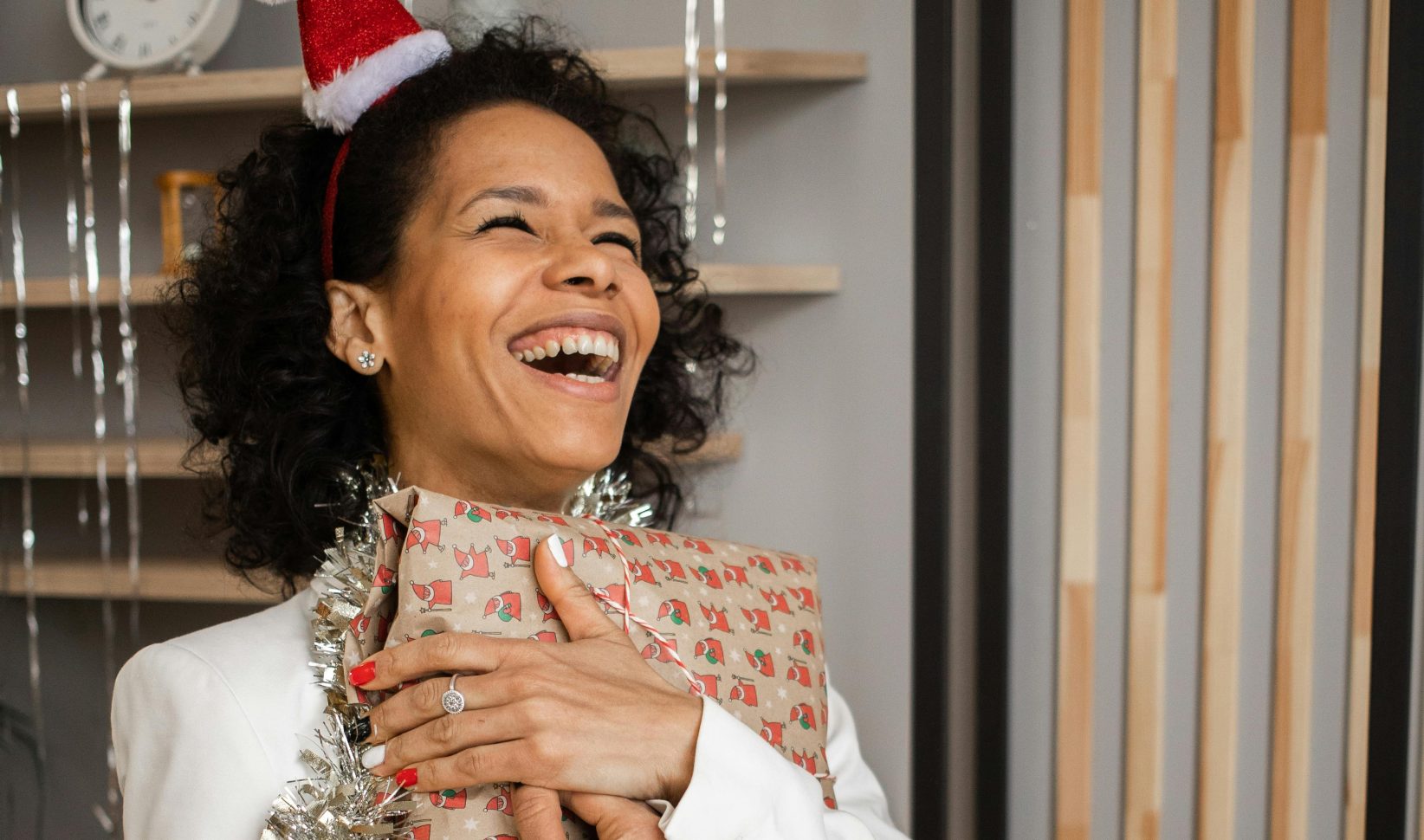 cadeau, vrouw, blij, gelukkig