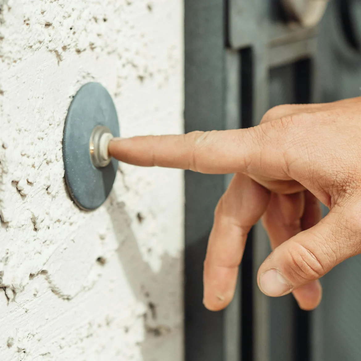 Van intimidatie tot vernielde tuinen: Consumentenbond wil verbod op deur-aan-deurverkoop na misstanden