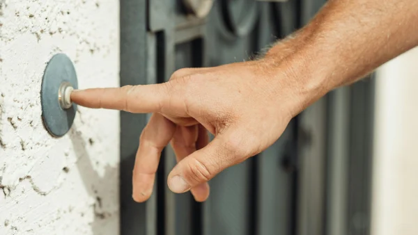 Van intimidatie tot vernielde tuinen: Consumentenbond wil verbod op deur-aan-deurverkoop na misstanden