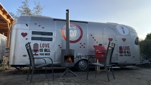 overnachten All you need is love caravan