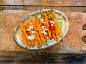 Thumbnail voor Dit bijgerecht is makkelijk, staat leuk op tafel en is ideaal voor kerst: geroosterde wortels met fetadip