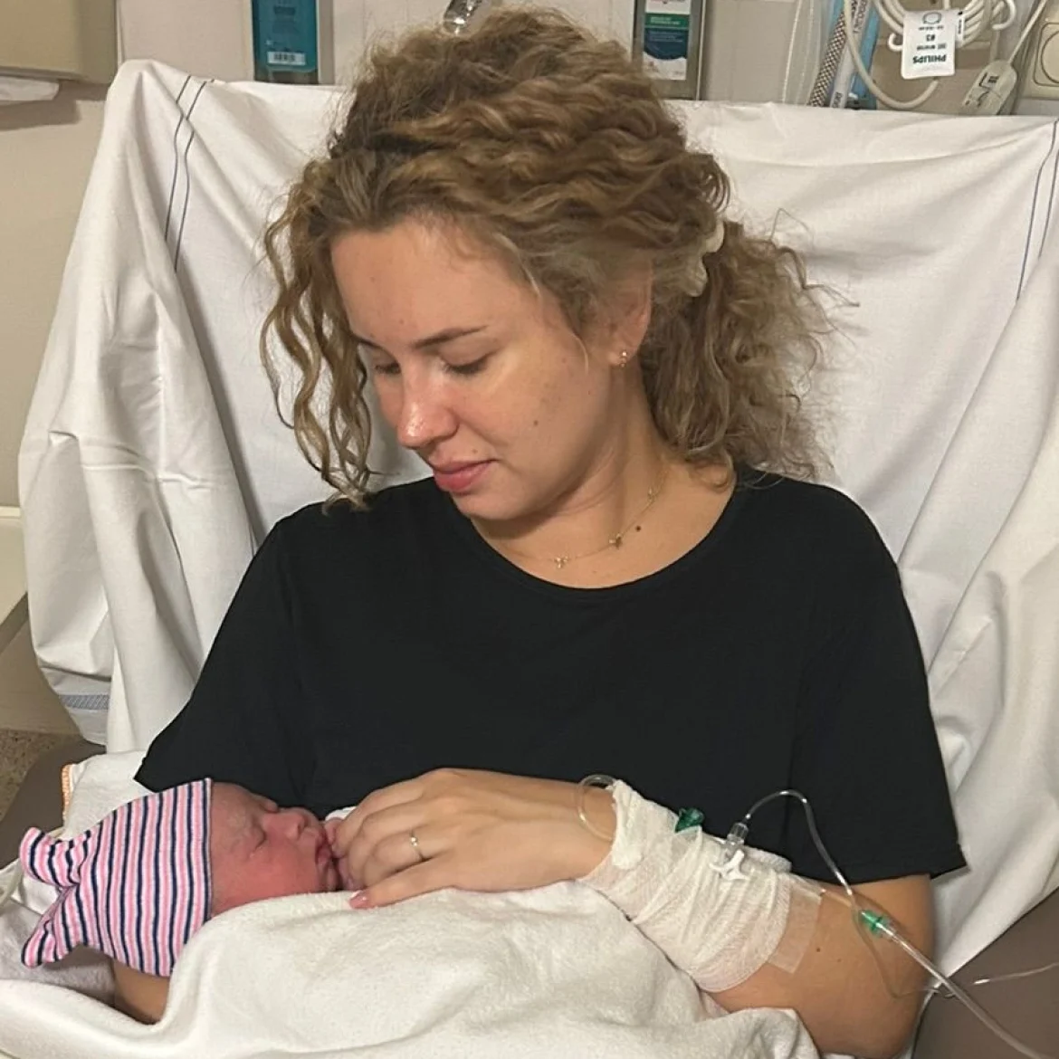 Nadia’s zoon kreeg de eerste paar minuten na de bevalling geen lucht: ‘De gynaecoloog riep: ‘Kinderarts, nu!’’