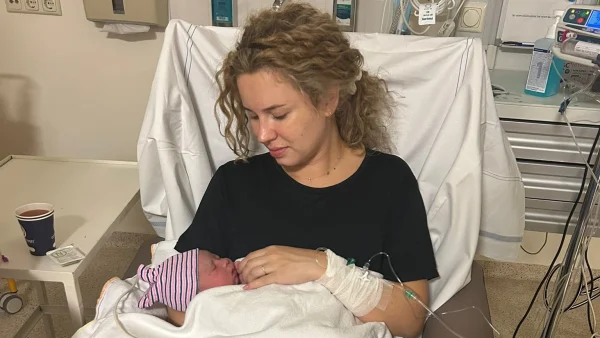 Nadia’s zoon kreeg de eerste paar minuten na de bevalling geen lucht: ‘De gynaecoloog riep: ‘Kinderarts, nu!’’