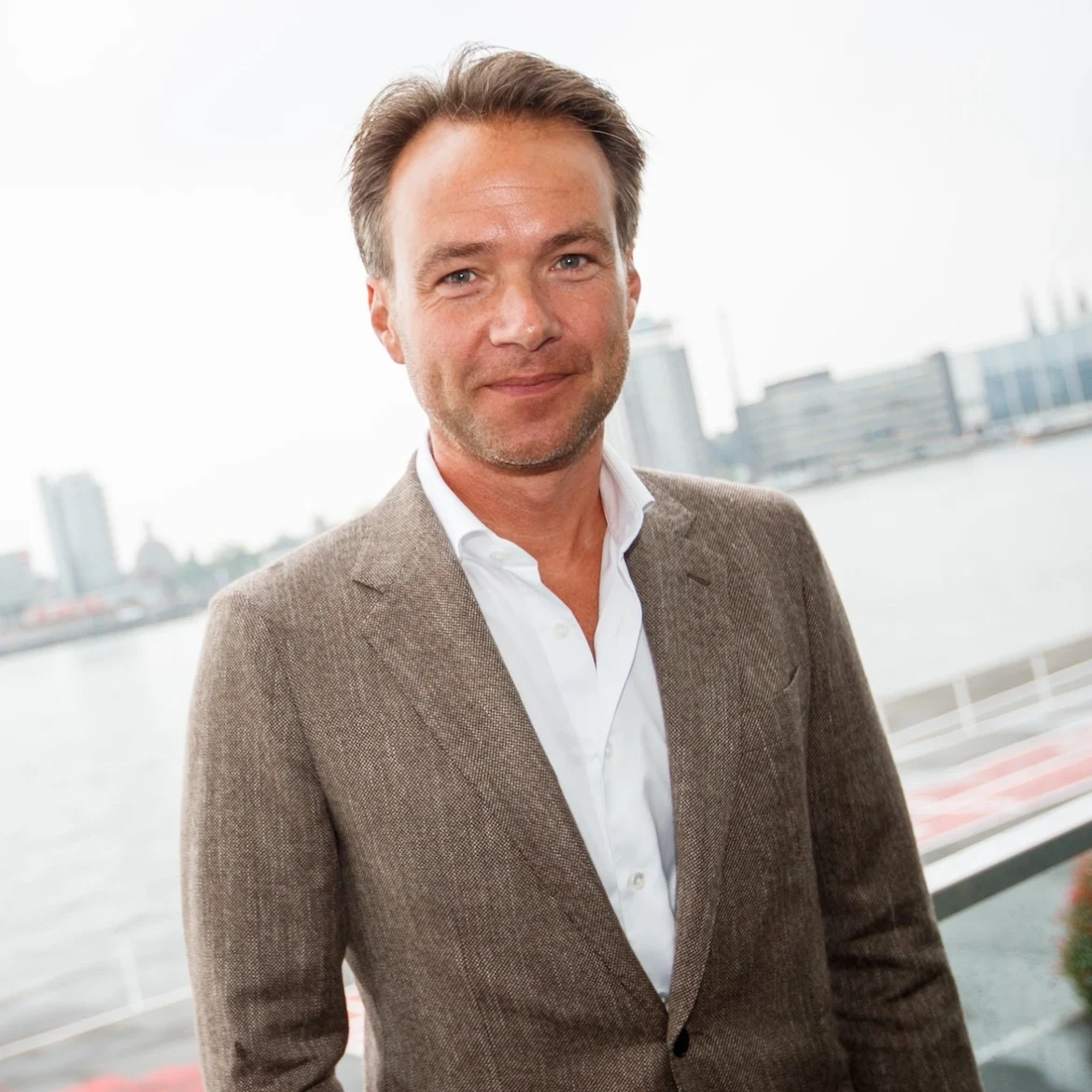 Presentator Antoin Peeters verklaart afwezigheid op tv