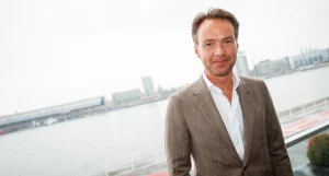 Thumbnail voor 'RTL Nieuws'-presentator Antoin Peeters verklaart afwezigheid op tv: 'Heftig jaar achter de rug'