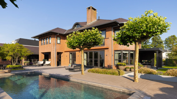 Riante villa Vinkveen