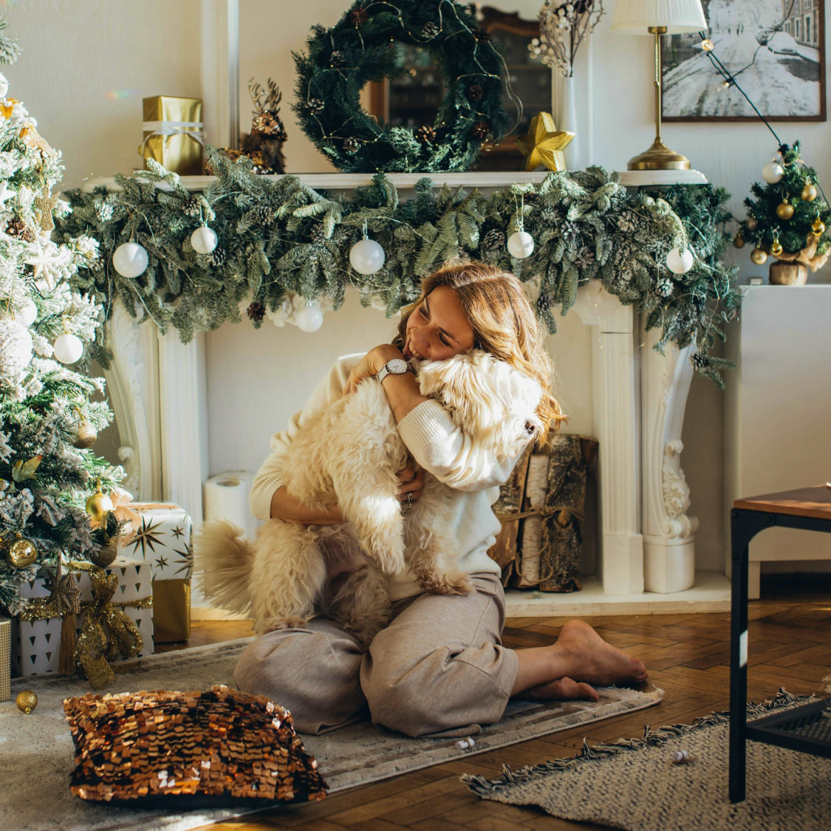 Vrouw in kerstsetting.