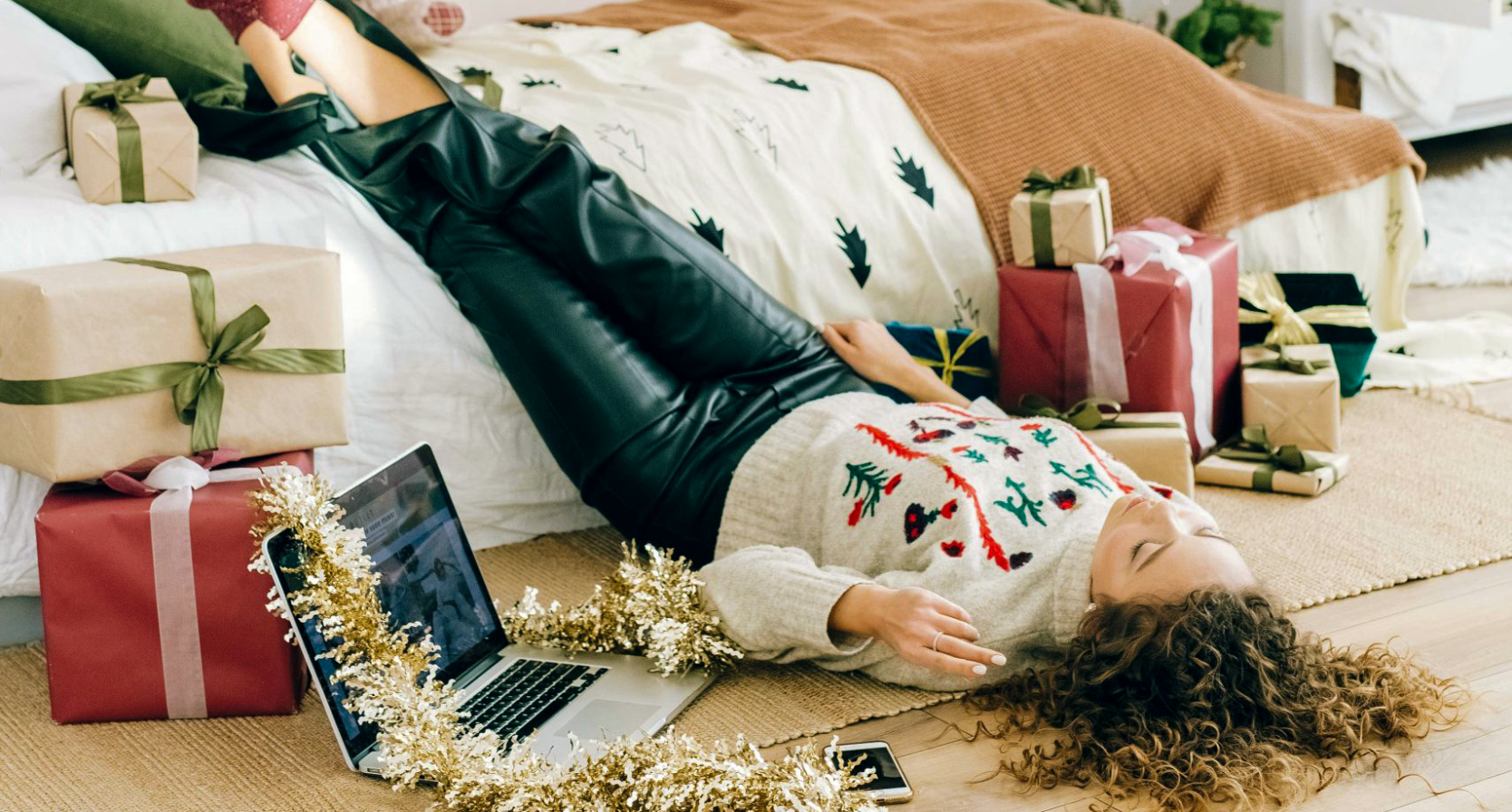 Vrouw bij bed in kerstsetting.