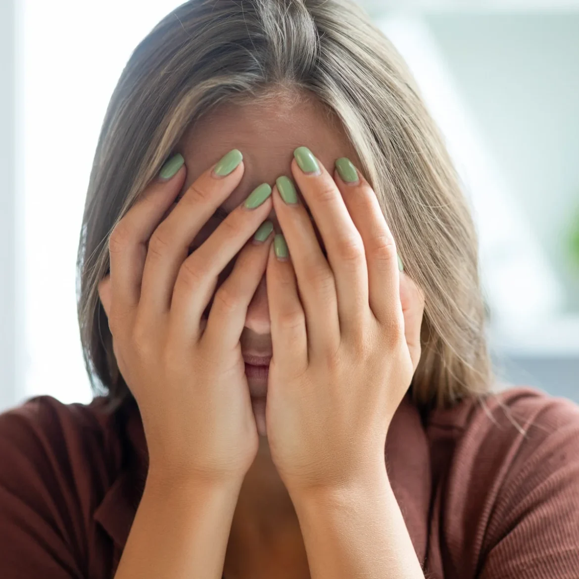 Biecht het op aan LINDA, illustratief beeld van vrouw met handen voor hoofd