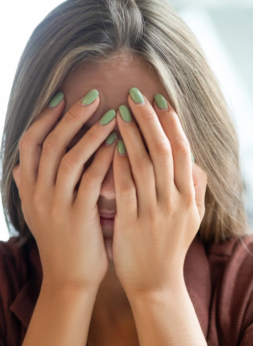 Biecht het op aan LINDA, illustratief beeld van vrouw met handen voor hoofd