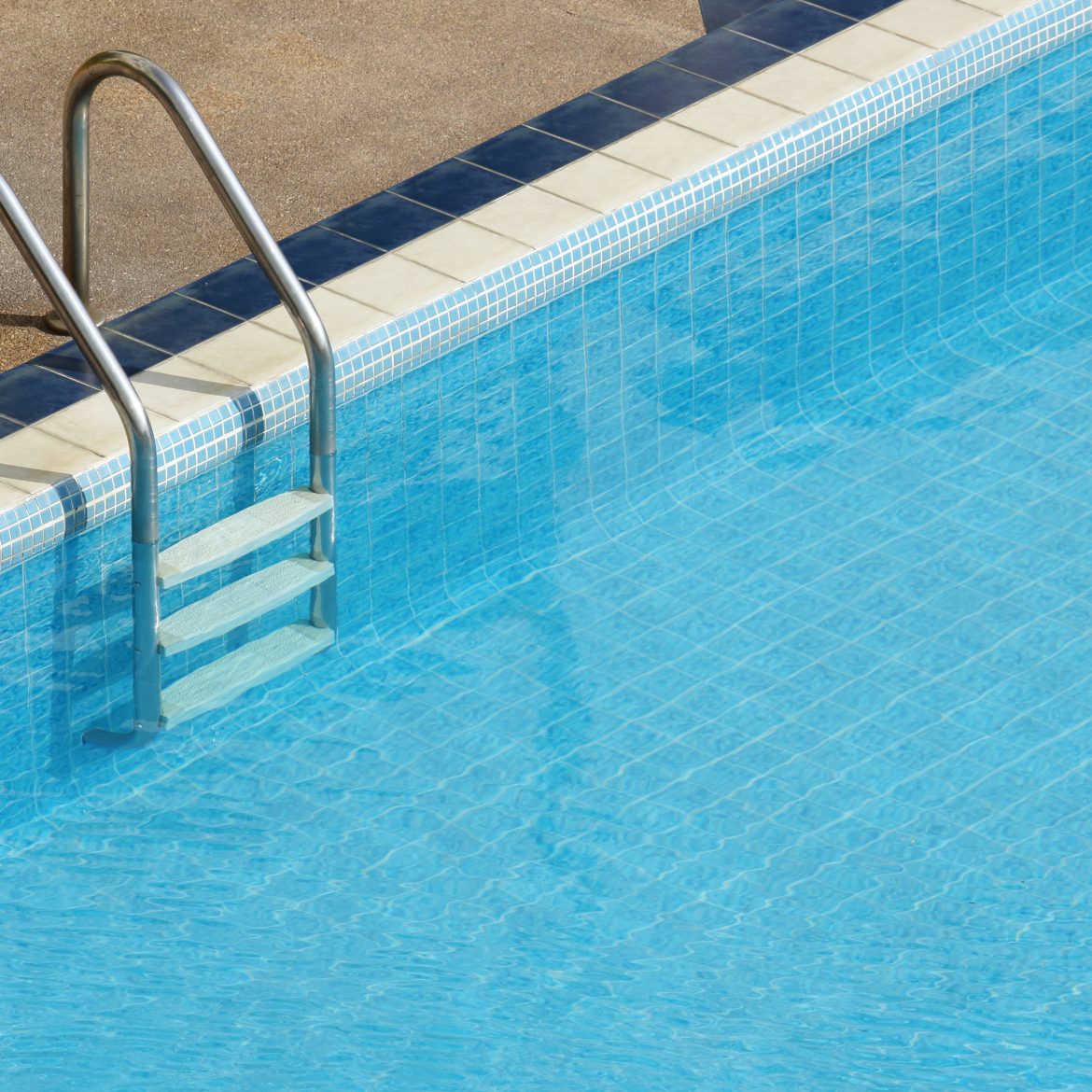 Moeder (38) rijdt auto het lokale zwembad in: 'Ze verwarde het gaspedaal met de rem'