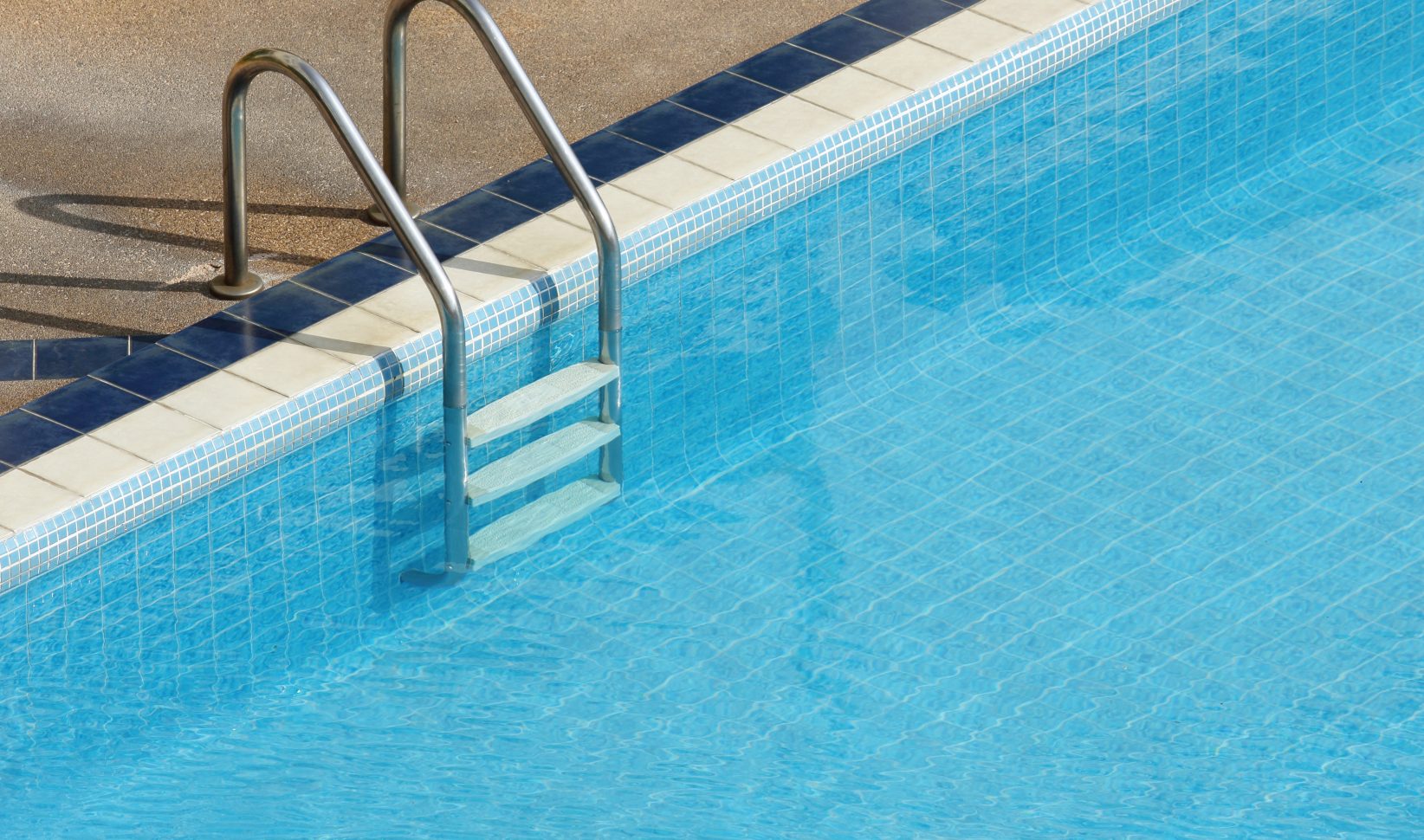 Moeder (38) rijdt auto het lokale zwembad in: 'Ze verwarde het gaspedaal met de rem'