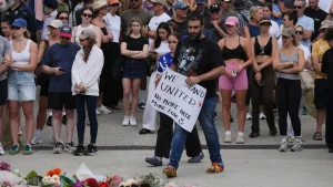 Thumbnail voor Fruitverkoper Ahmed (43) ontmantelde schutter op Bondi Beach: 'Hij riskeerde zijn eigen leven'