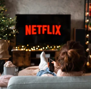 Thumbnail voor Ga er maar goed voor zitten: déze bekende kerstserie keert na vijf jaar terug met nieuw seizoen