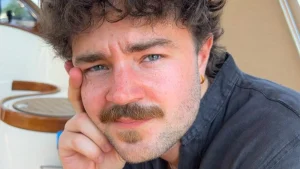 Thumbnail voor Thomas werd op snelweg aangerand door politieagent: 'Sindsdien heb ik moeite met intimiteit'