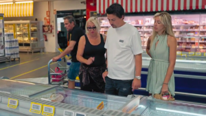 Thumbnail voor Mike, Denise en Peter worden gek van Monique tijdens boodschappen doen: 'God, ze schreeuwt mijn naam weer'