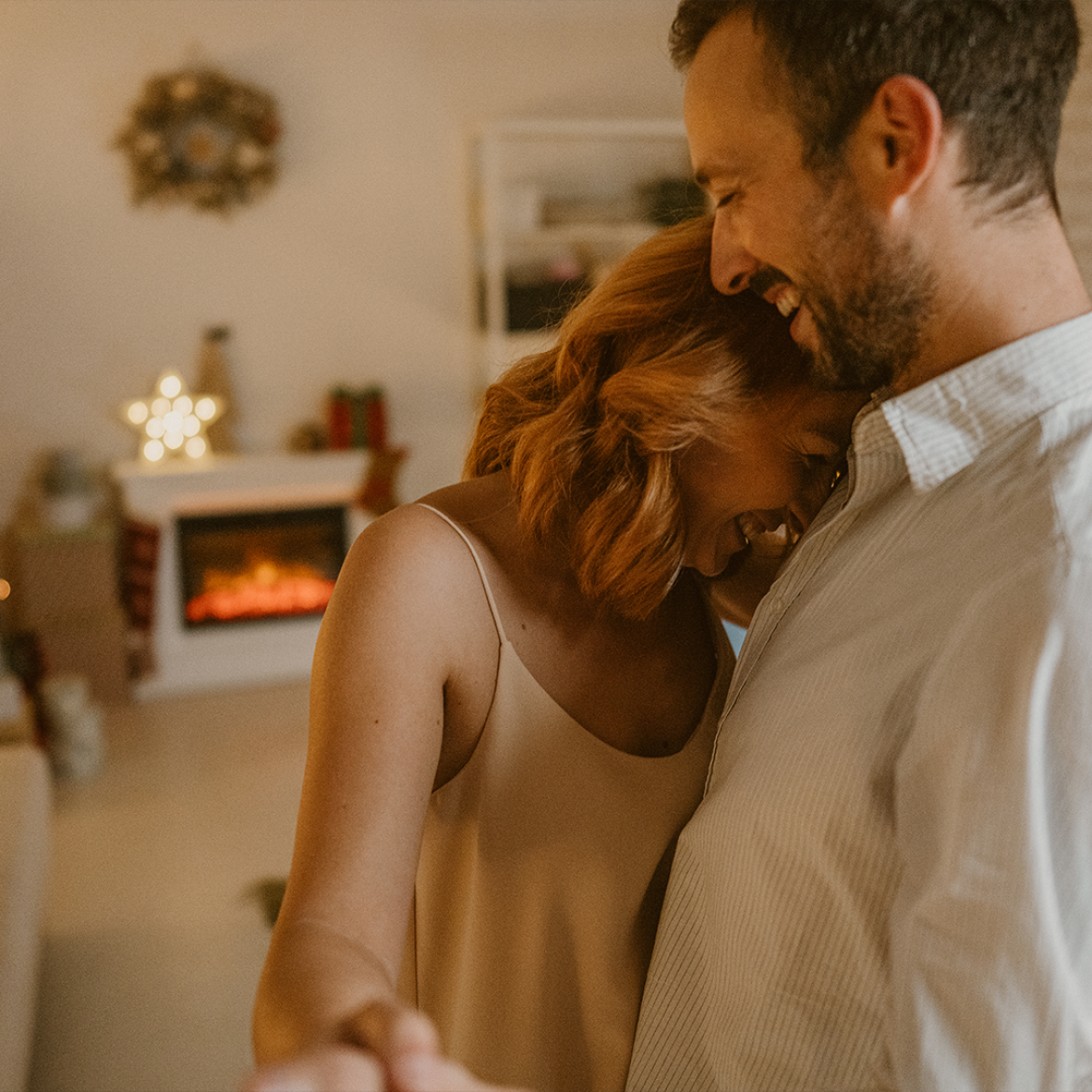 'Alsof hij m’n gedachten kan lezen, buigt hij zich iets naar voren. In een opwelling kus ik hem'
