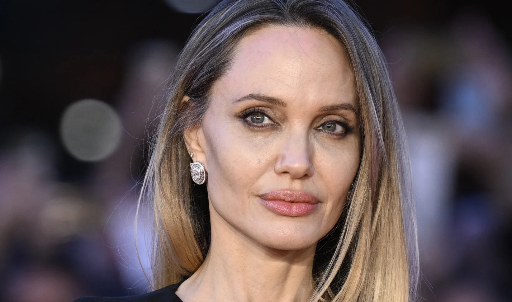 Angelina Jolie laat littekens zien van preventieve borstamputatie