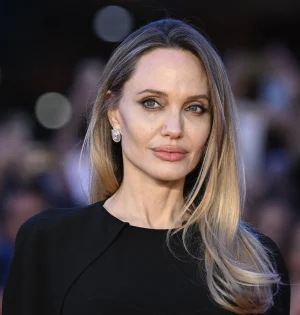 Angelina Jolie laat littekens zien van preventieve borstamputatie