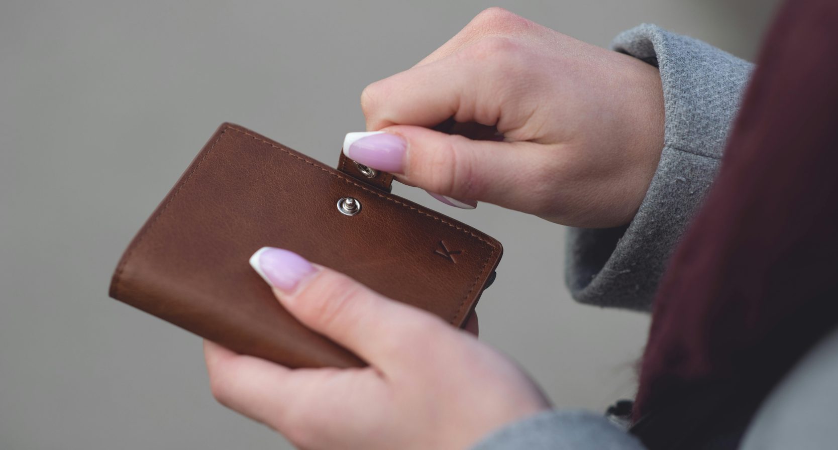 Vrouw met portemonnee