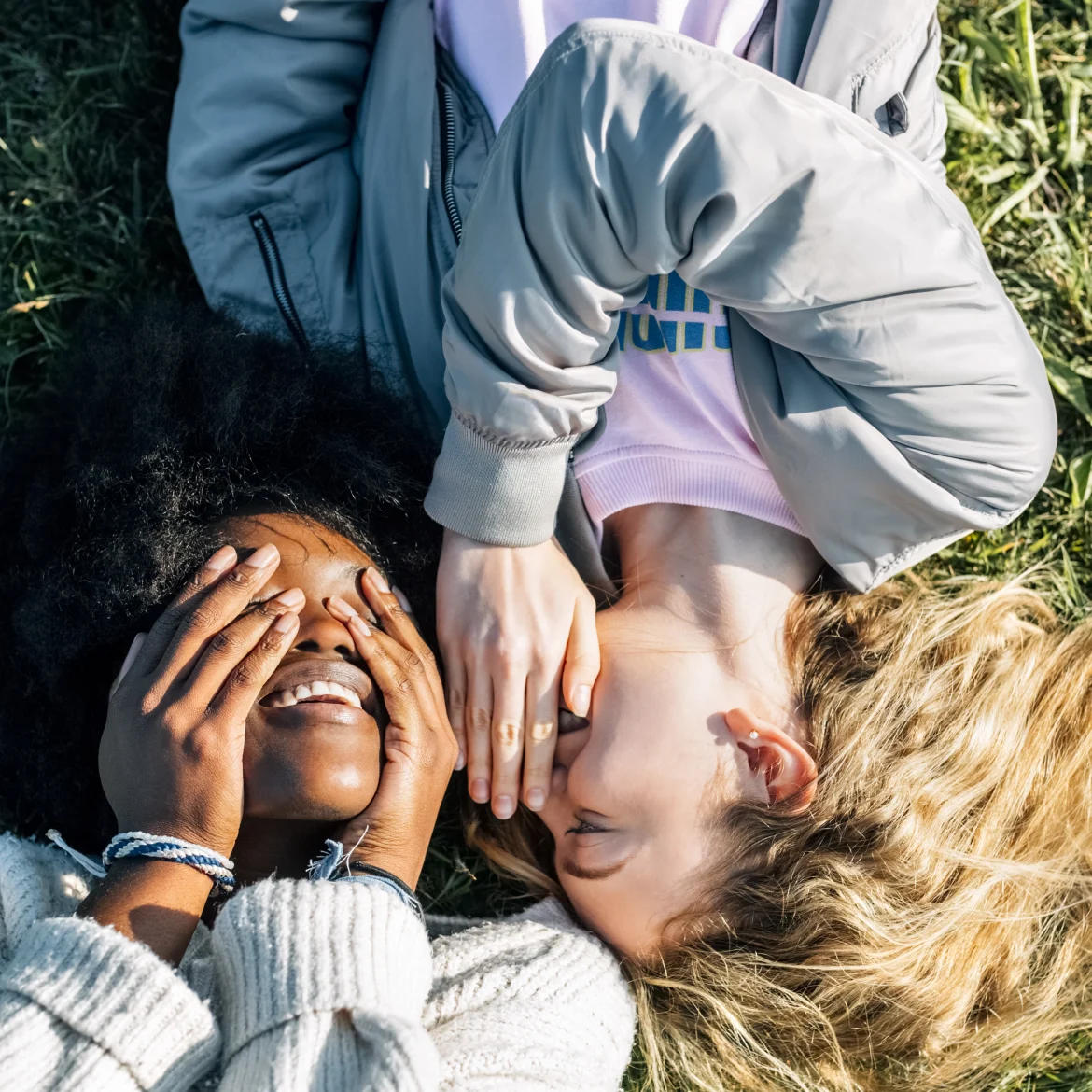 Het biechthok, illustratief beeld van twee vriendinnen die elkaar iets vertellen