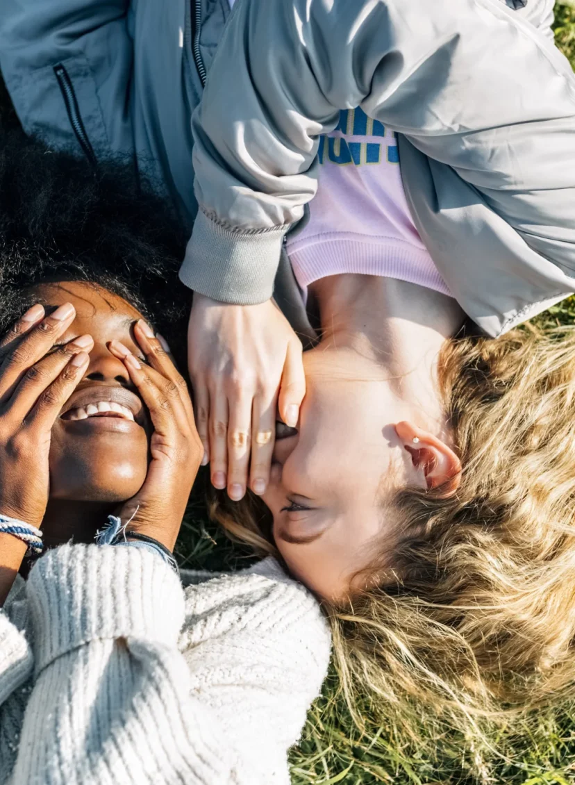 Het biechthok, illustratief beeld van twee vriendinnen die elkaar iets vertellen