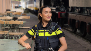 Thumbnail voor 'Bureau Utrecht'-agent Rebecca: 'Ik kom over als een lieve agent, maar je moet niet over mijn grens gaan'