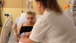 Thumbnail voor Nilay (18) uit 'Vier Handen op één Buik' heeft monsterbevalling: 'Weeën komen met rottempo achter elkaar'