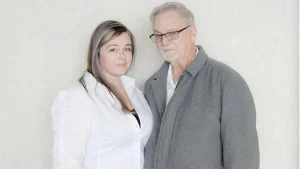 Thumbnail voor Vader sluit dochter 42 jaar na ontvoering in zijn armen: 'Alsof ik een engel zag'