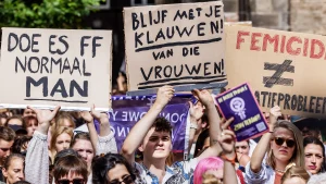 Thumbnail voor Van Lisa's dood tot Martijn Krabbé's Gouden Televizierring: dit zijn de meest memorabele momenten van 2025