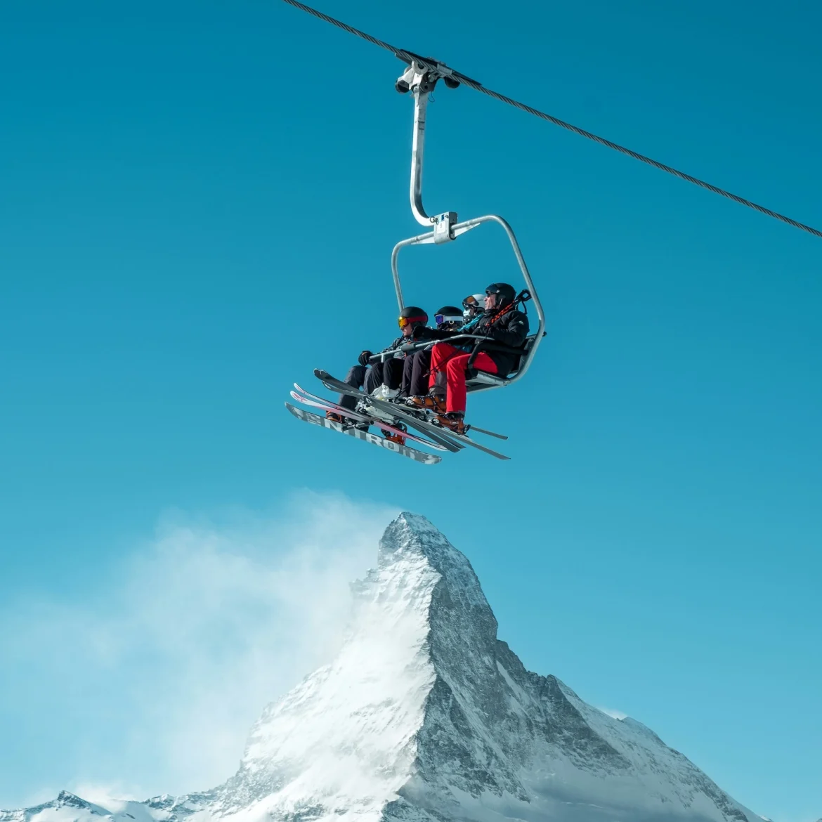mensen in stoeltjeslift
