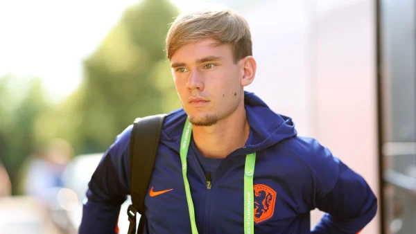 Emotioneel eerbetoon bij Jong Ajax na overlijden vriendin speler Mark Verkuijl