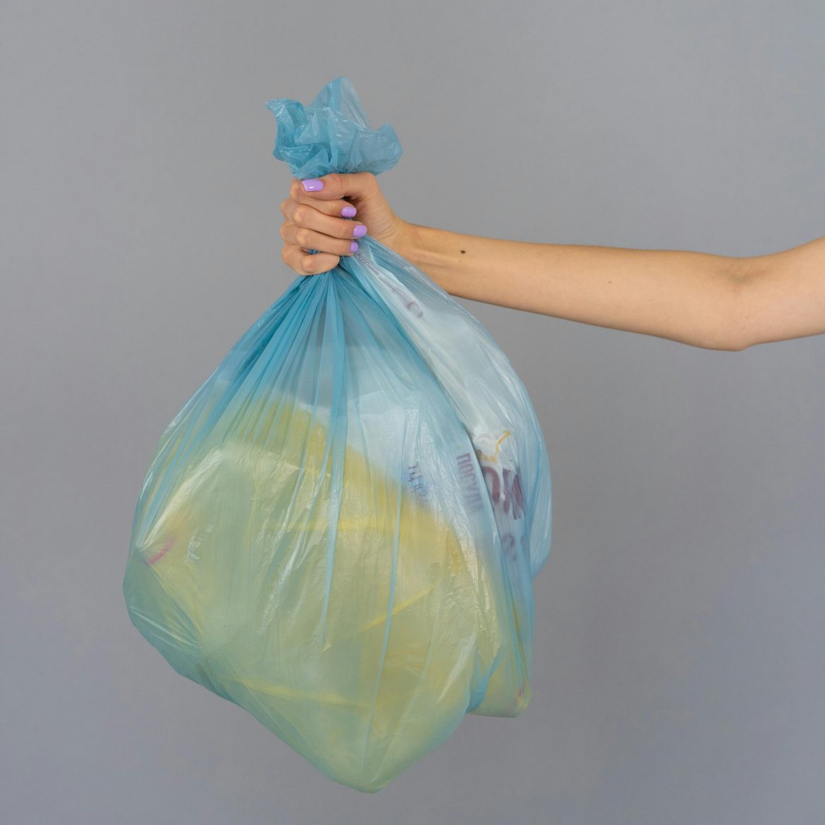 vrouw met vuilniszak