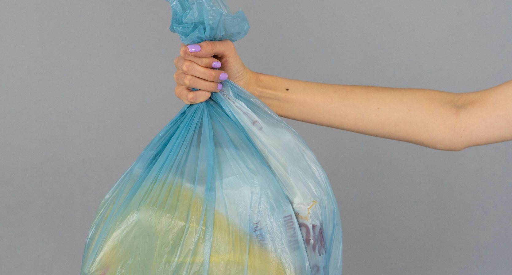 vrouw met vuilniszak