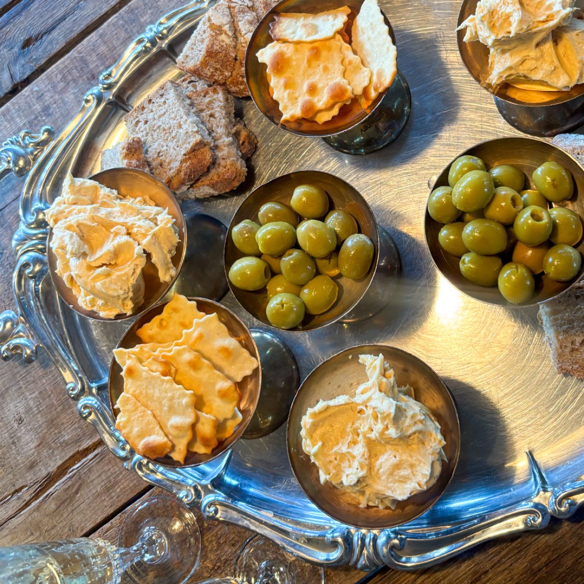 Borrelplank met opgeklopte misoboter