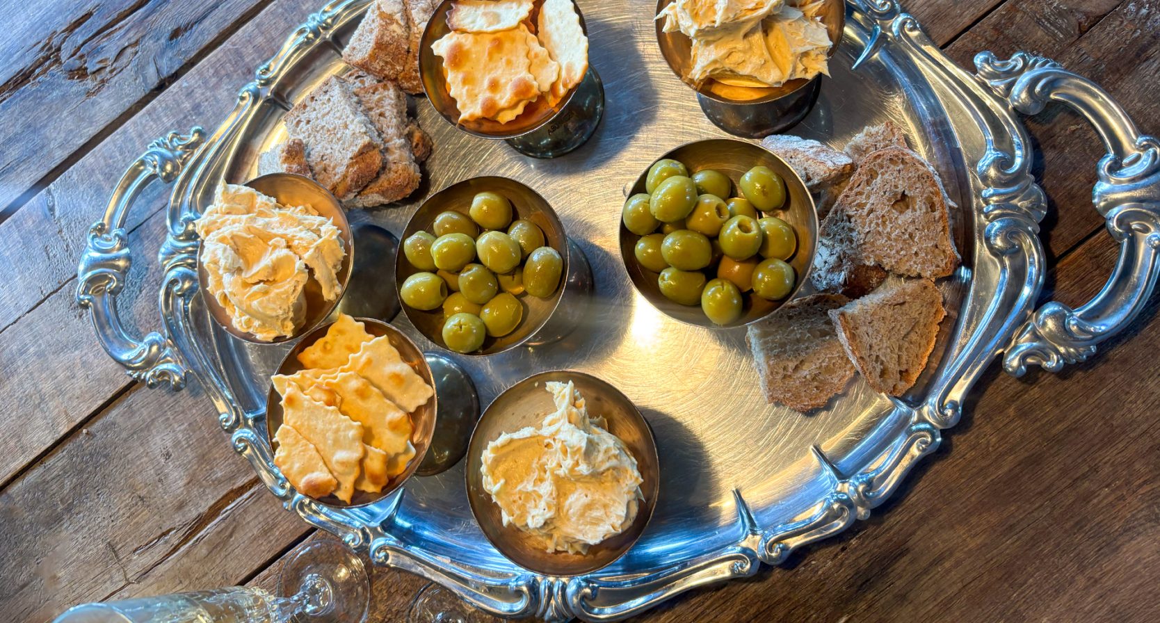 Borrelplank met opgeklopte misoboter