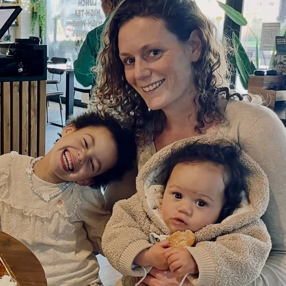 Marlous (40) mantelzorgt voor haar dochter (7): 'Ik wist niet dat je mantelzorger van je eigen kind kon zijn'