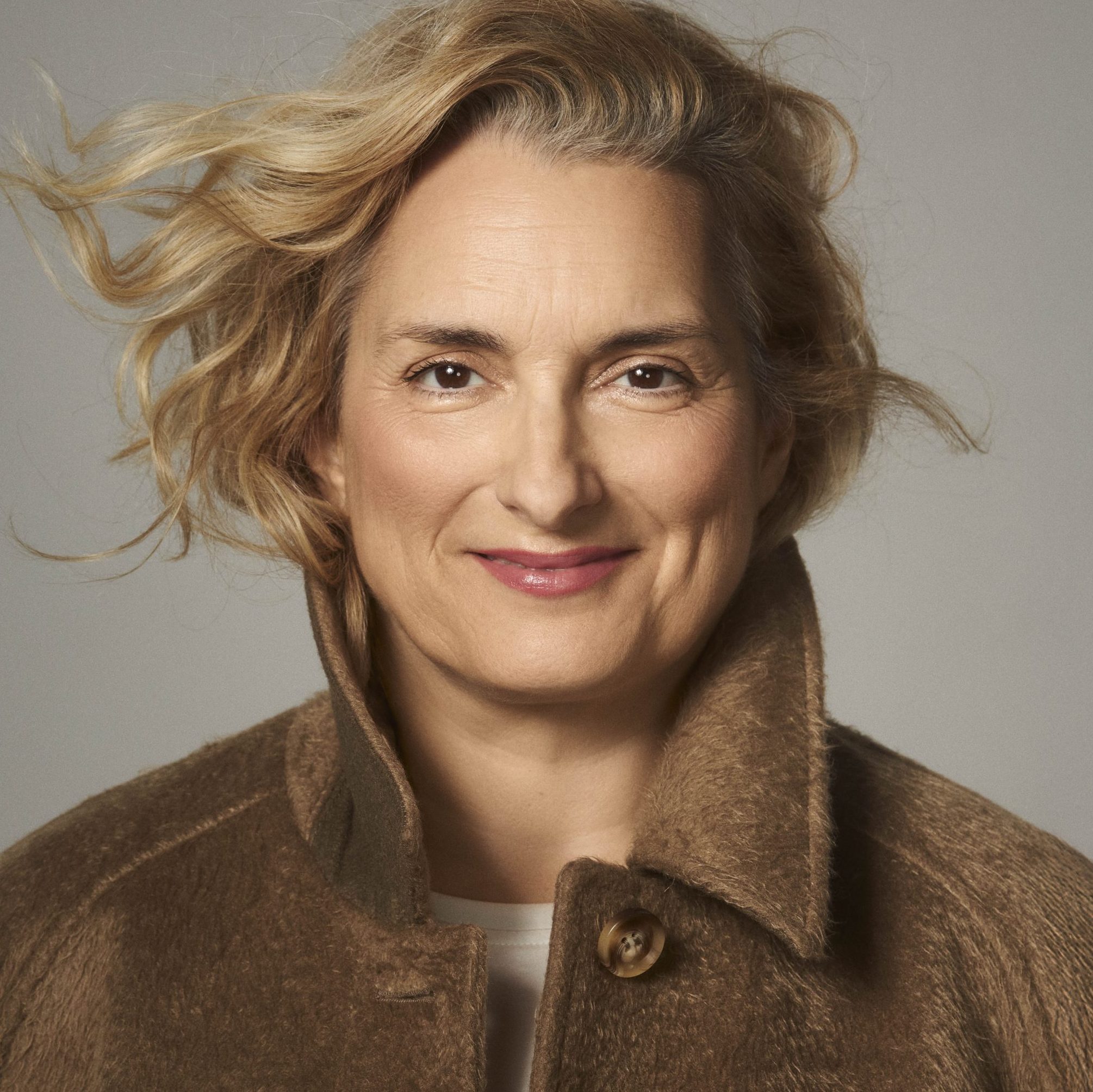 Actrice Carly Wijs: ‘Ik merk dat ik mijn zoon te vaak bel. Gelukkig is hij lief voor me en neemt hij nog op’