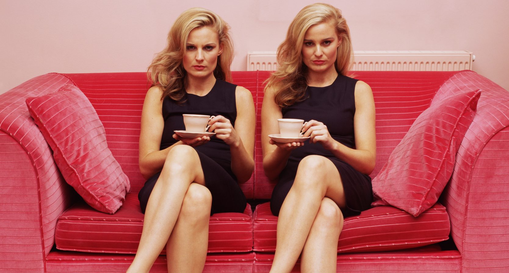 twee vrouwen op een roze bank die sprekend op elkaar lijken | schoonmoeder