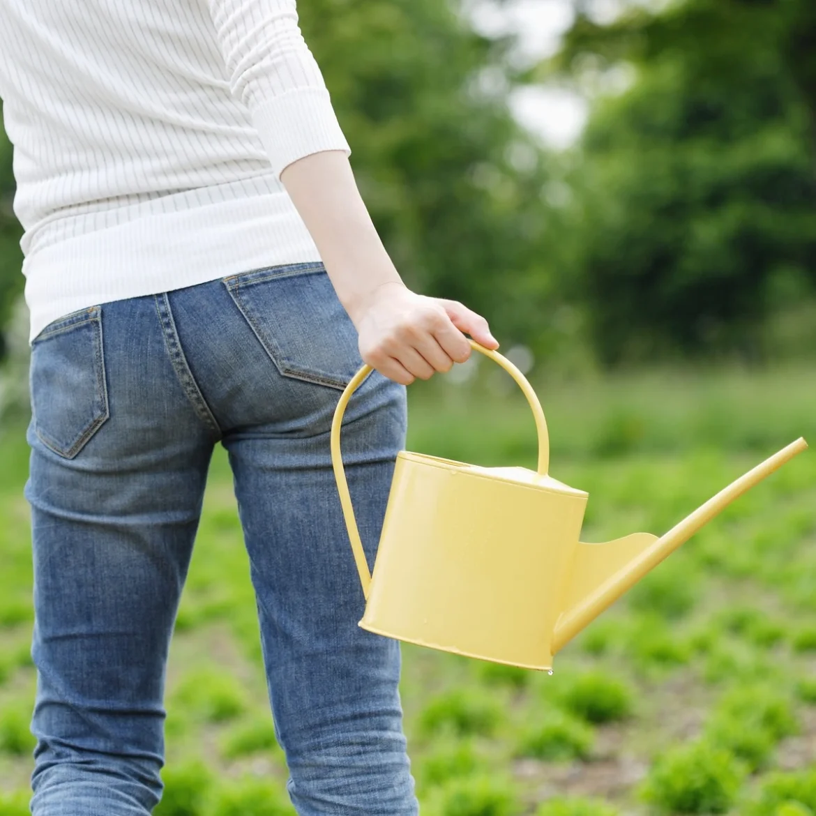 Illustratief beeld van een vrouw met een gieter bij een bundel artikel van de rubriek het biechthok
