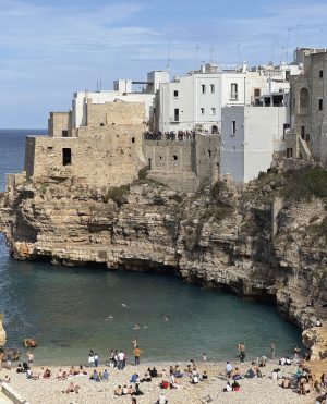 Thumbnail voor Zandstranden, sprookjesachtige huizen en heerlijk eten: déze plek in Italië wil je bezoeken dit jaar
