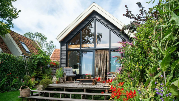 Wie weet staat Jude Law ineens voor je deur: in dit knusse houten huis wil je wel overwinteren