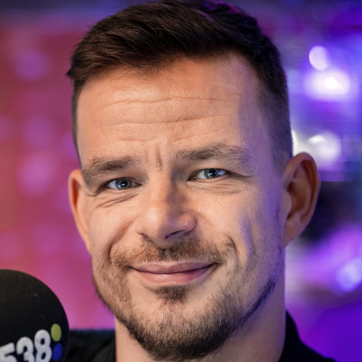 Dj Niek van der Bruggen zes keer over kop met auto: 'Mijn hond is nog steeds kwijt'