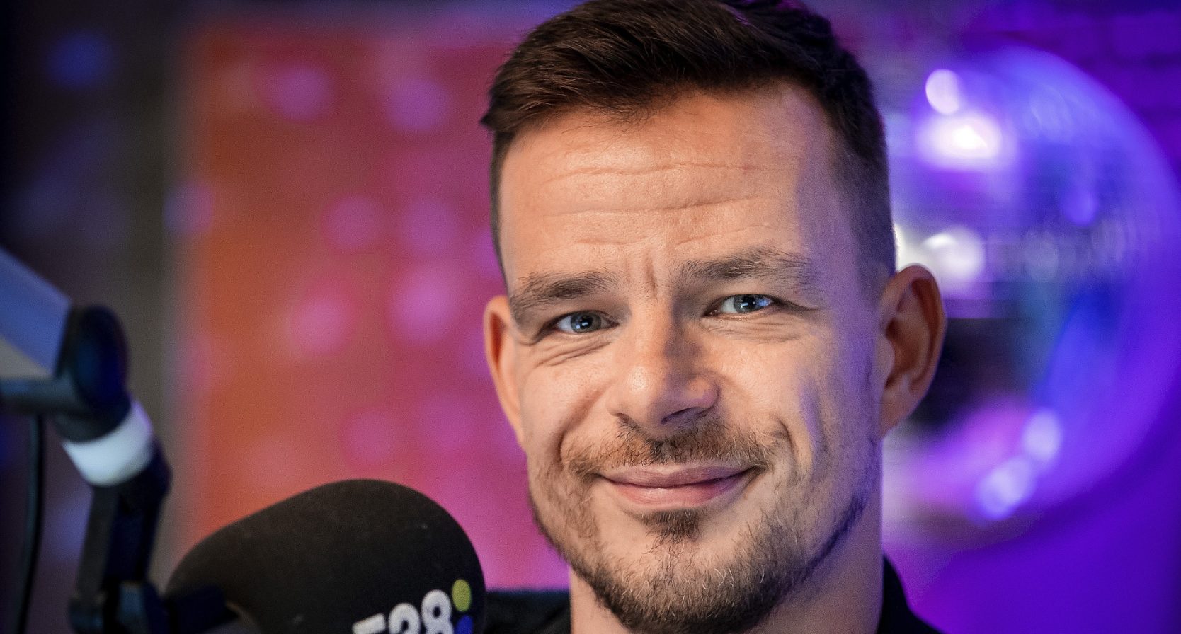 Dj Niek van der Bruggen zes keer over kop met auto: 'Mijn hond is nog steeds kwijt'