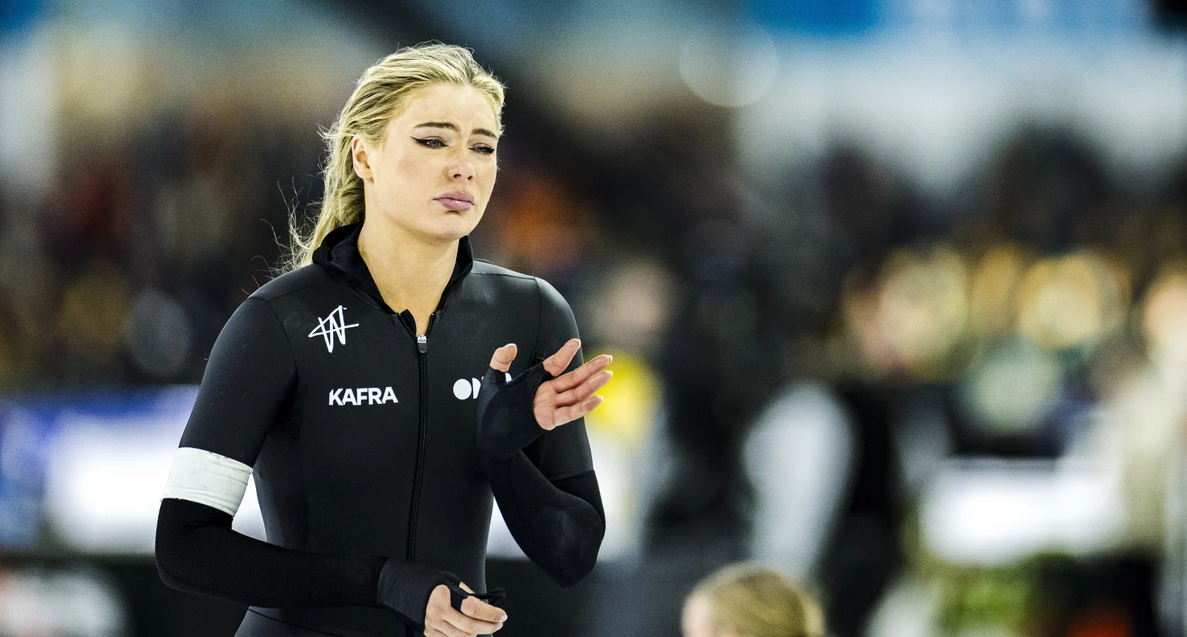 Jutta Leerdam val in tranen