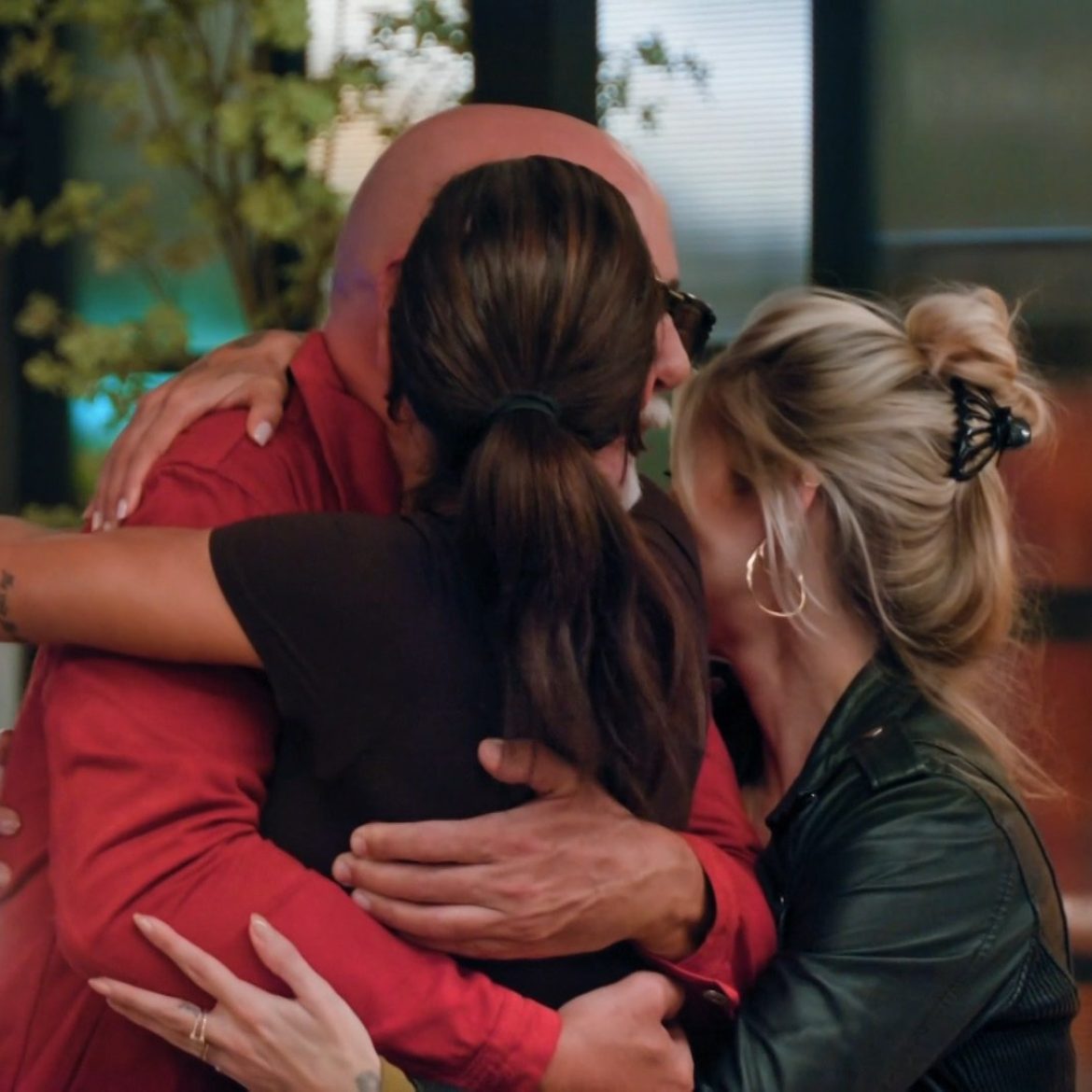 Een laatste knuffel voor de afvaller naar huis gaat in 'Het Zwaard van Damocles'