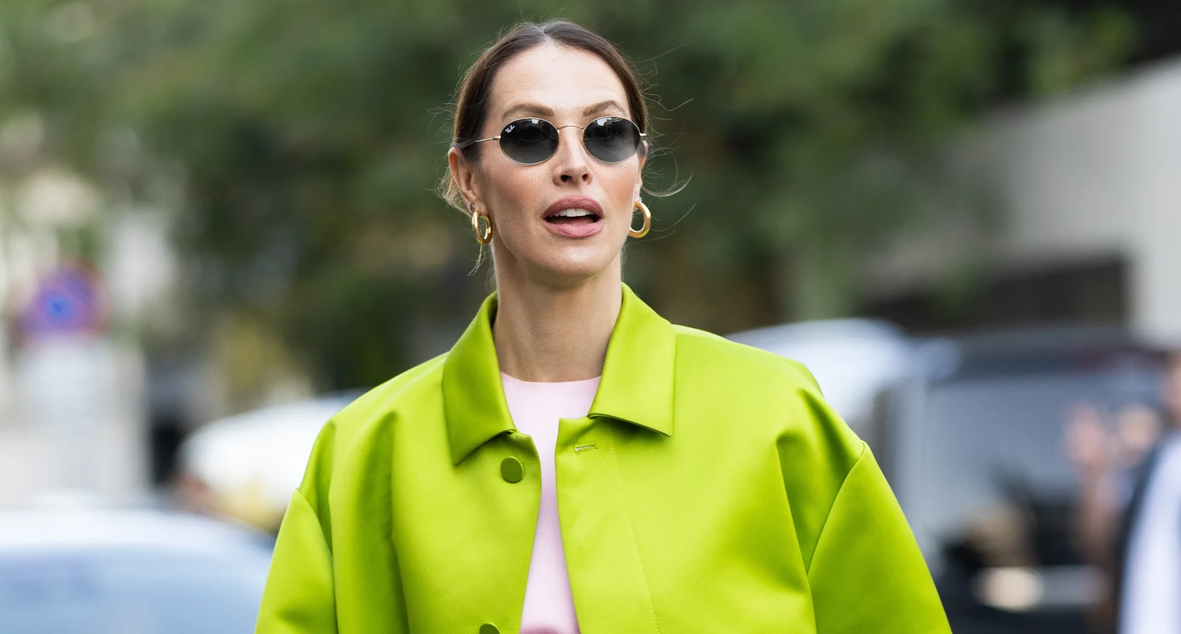 Vrouw in neongroen