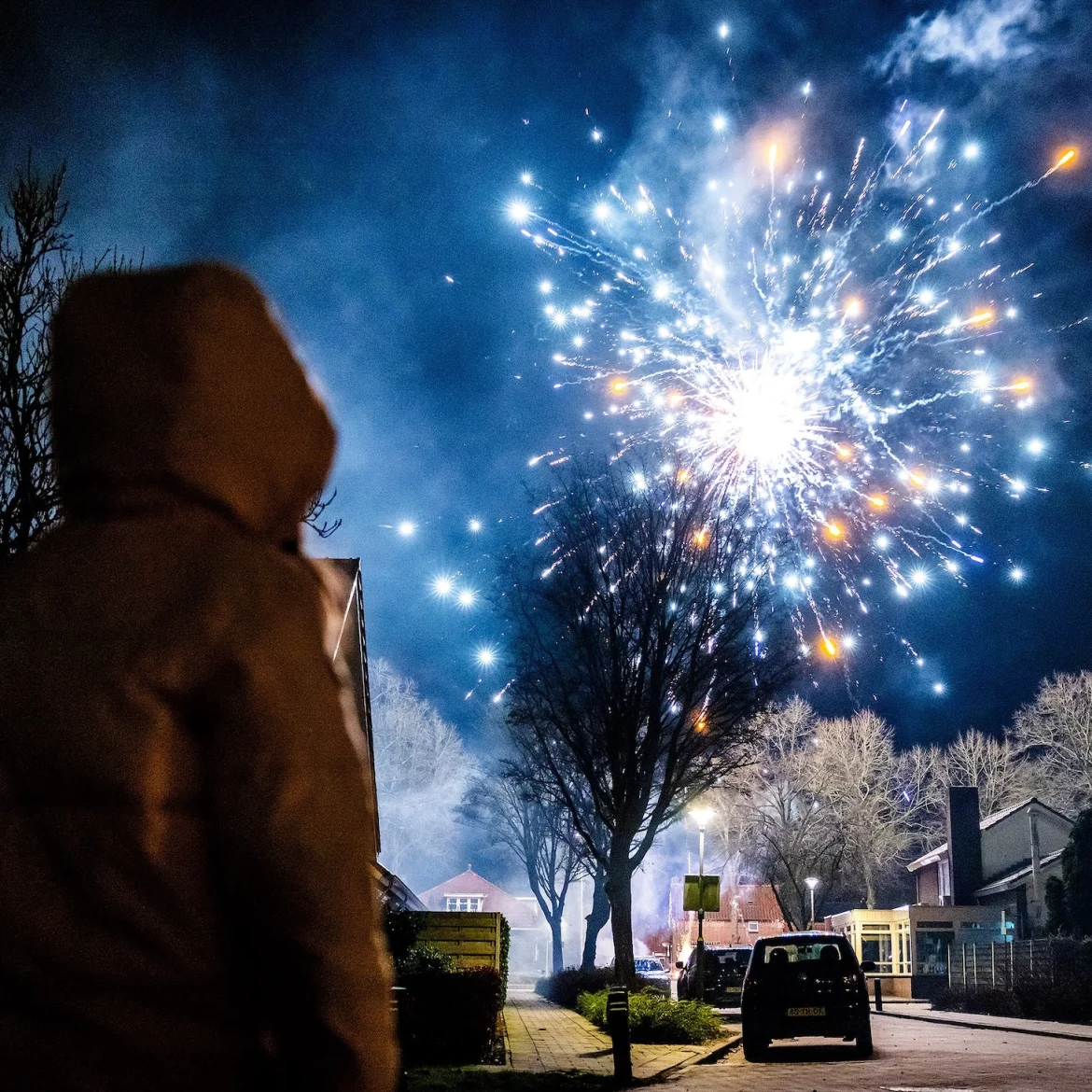 Iemand kijkt naar vuurwerk | Het weer met oud en nieuw