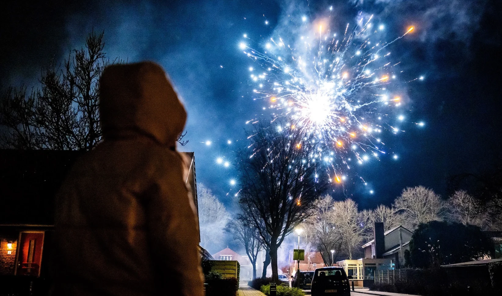 Iemand kijkt naar vuurwerk | Het weer met oud en nieuw